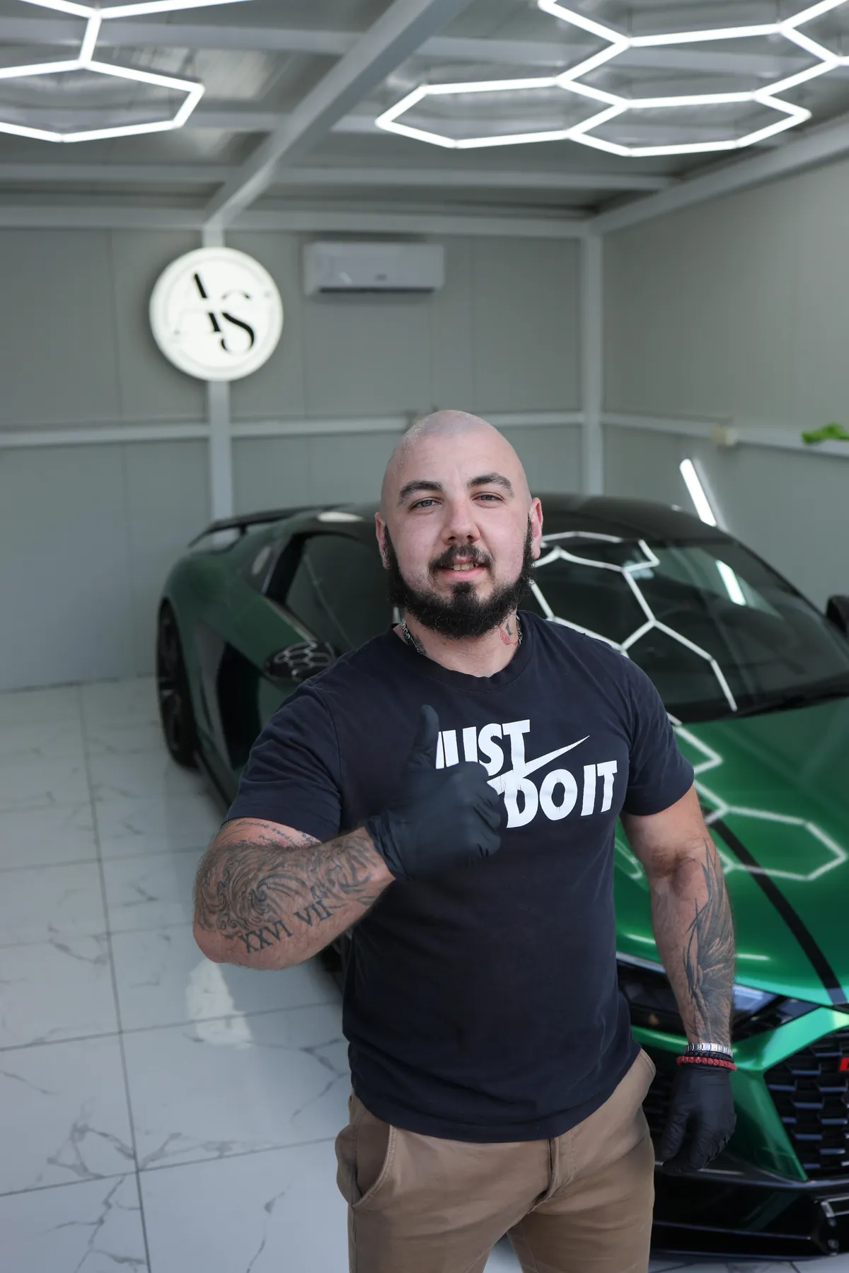 Vlasnik AS Detailinga ispred zelenog Audija R8 u studiju